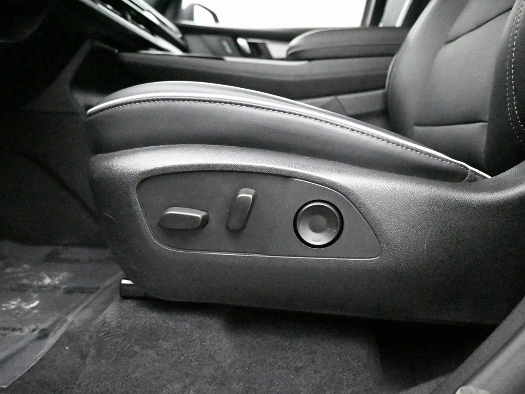Used 2025 Buick Enclave Preferred AWD/4WD image 13