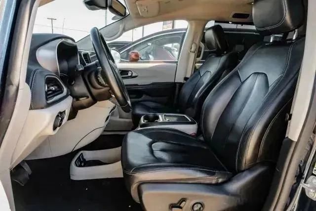 Used 2021 Chrysler Pacifica Touring-L image 4