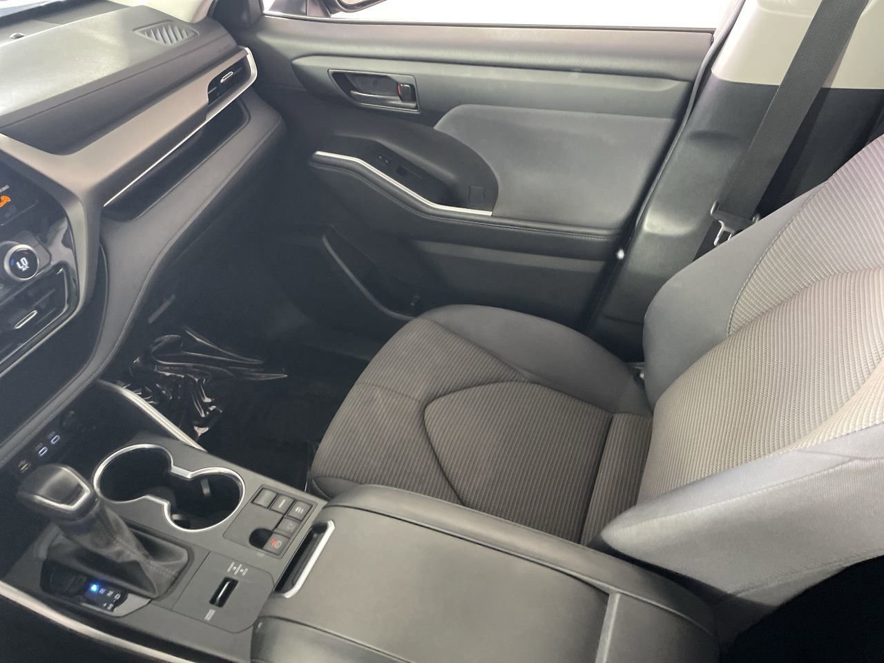 Used 2024 Toyota Highlander LE FWD image 22