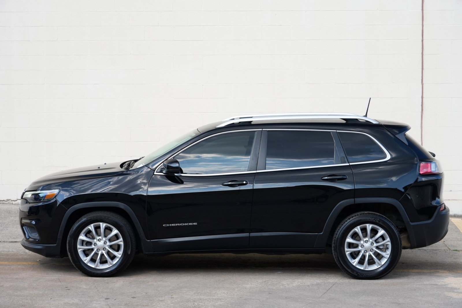 Used 2019 Jeep Cherokee Latitude w/ Popular Appearance Group FWD image 42