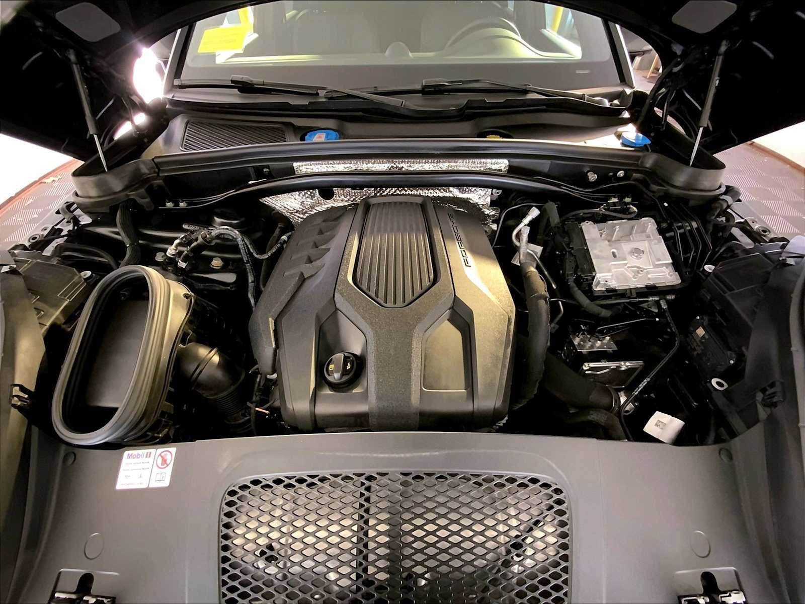 Certified 2024 Porsche Macan image 32