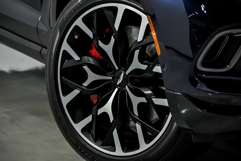 Used 2022 Aston Martin DBX AWD/4WD image 3