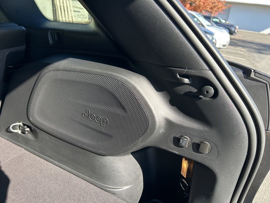 Used 2019 Jeep Cherokee Limited image 38