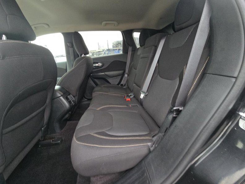 Used 2016 Jeep Cherokee Latitude w/ Safety/Convenience Group image 12