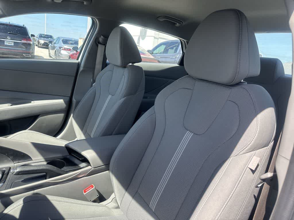Used 2025 Hyundai Elantra SE FWD image 13