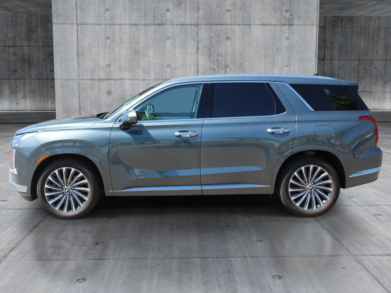 Used 2024 Hyundai Palisade Calligraphy AWD/4WD image 2