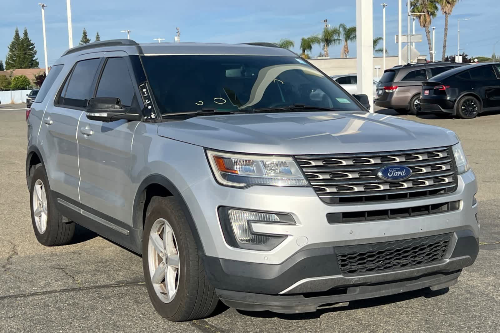 Used 2016 Ford Explorer XLT w/ Equipment Group 202A AWD/4WD image 3
