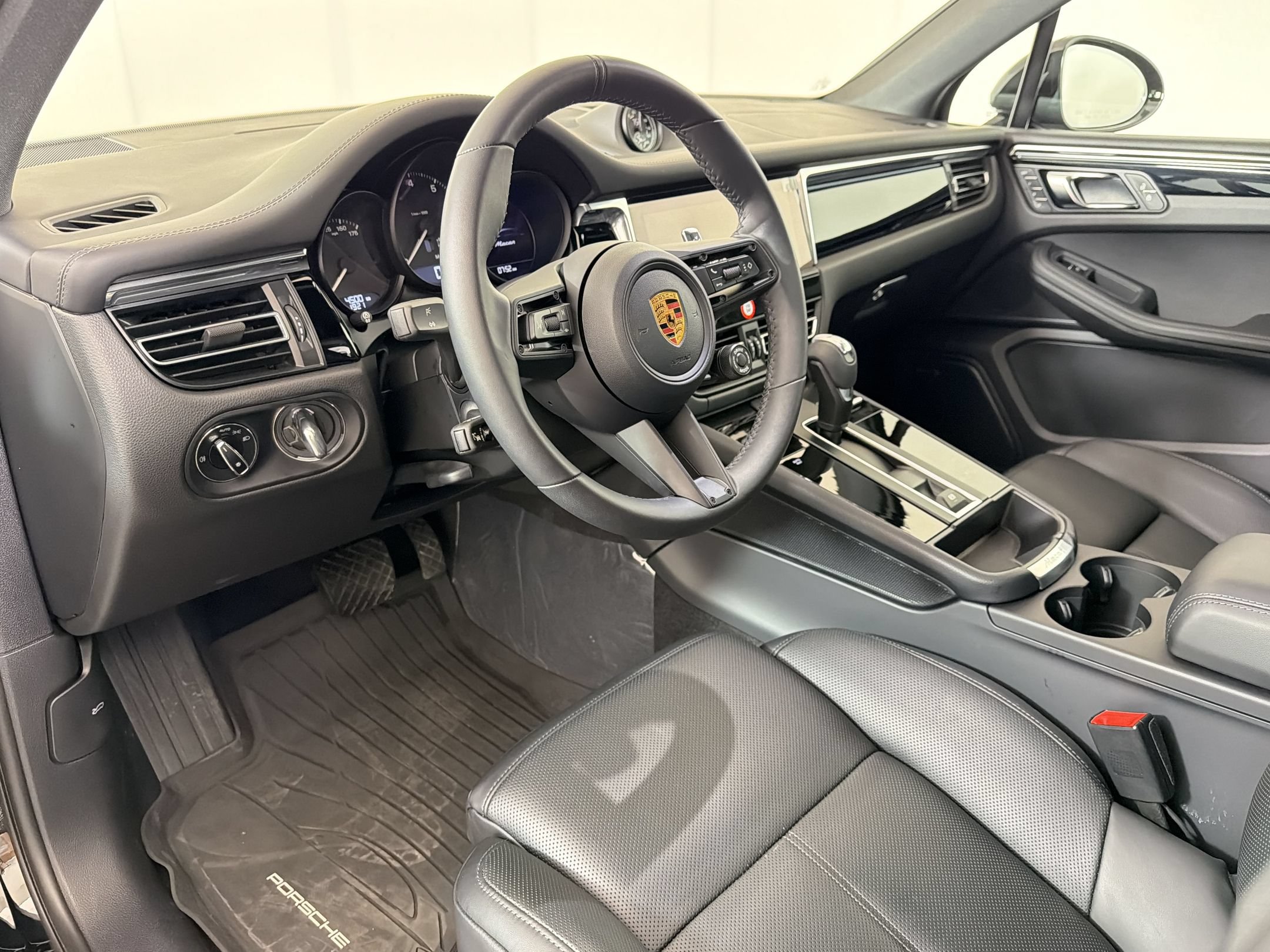 Certified 2026 Porsche Macan AWD/4WD image 4