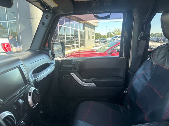 Used 2017 Jeep Wrangler Rubicon AWD/4WD image 5