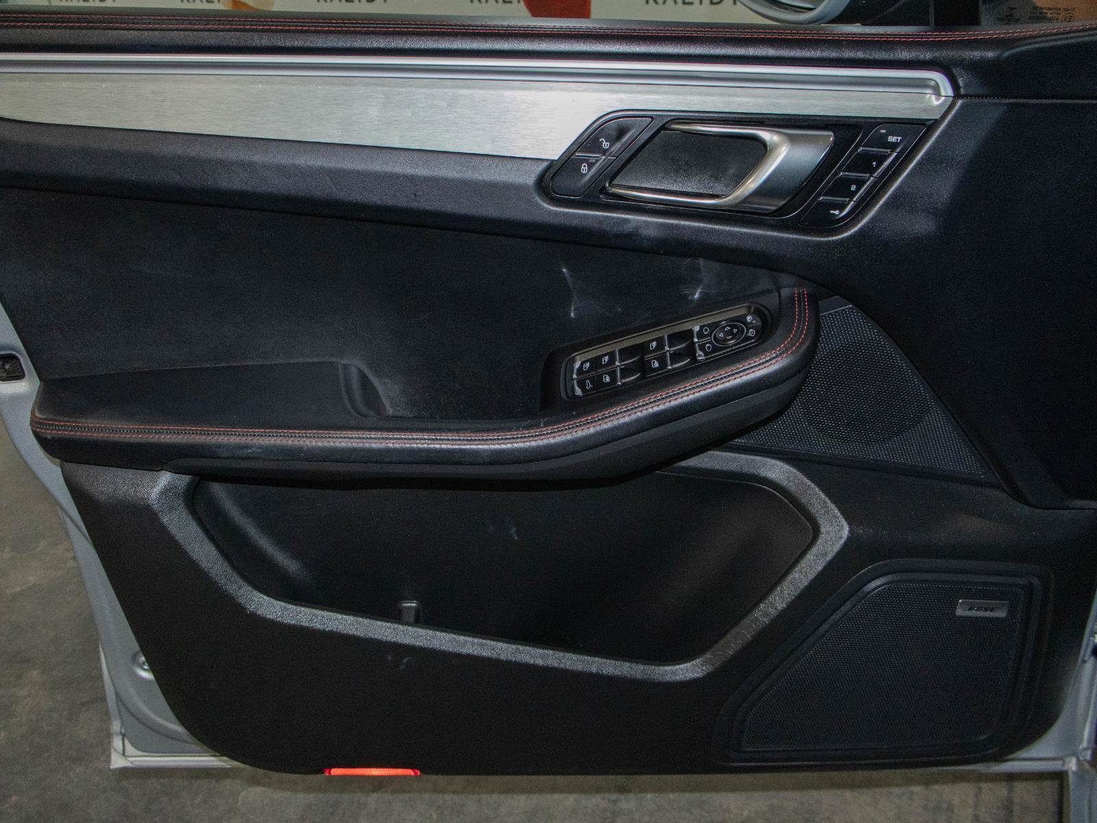 Used 2017 Porsche Macan Turbo image 11