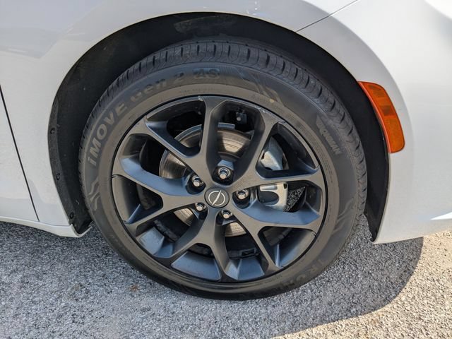 Used 2025 Chrysler Pacifica Limited FWD image 11