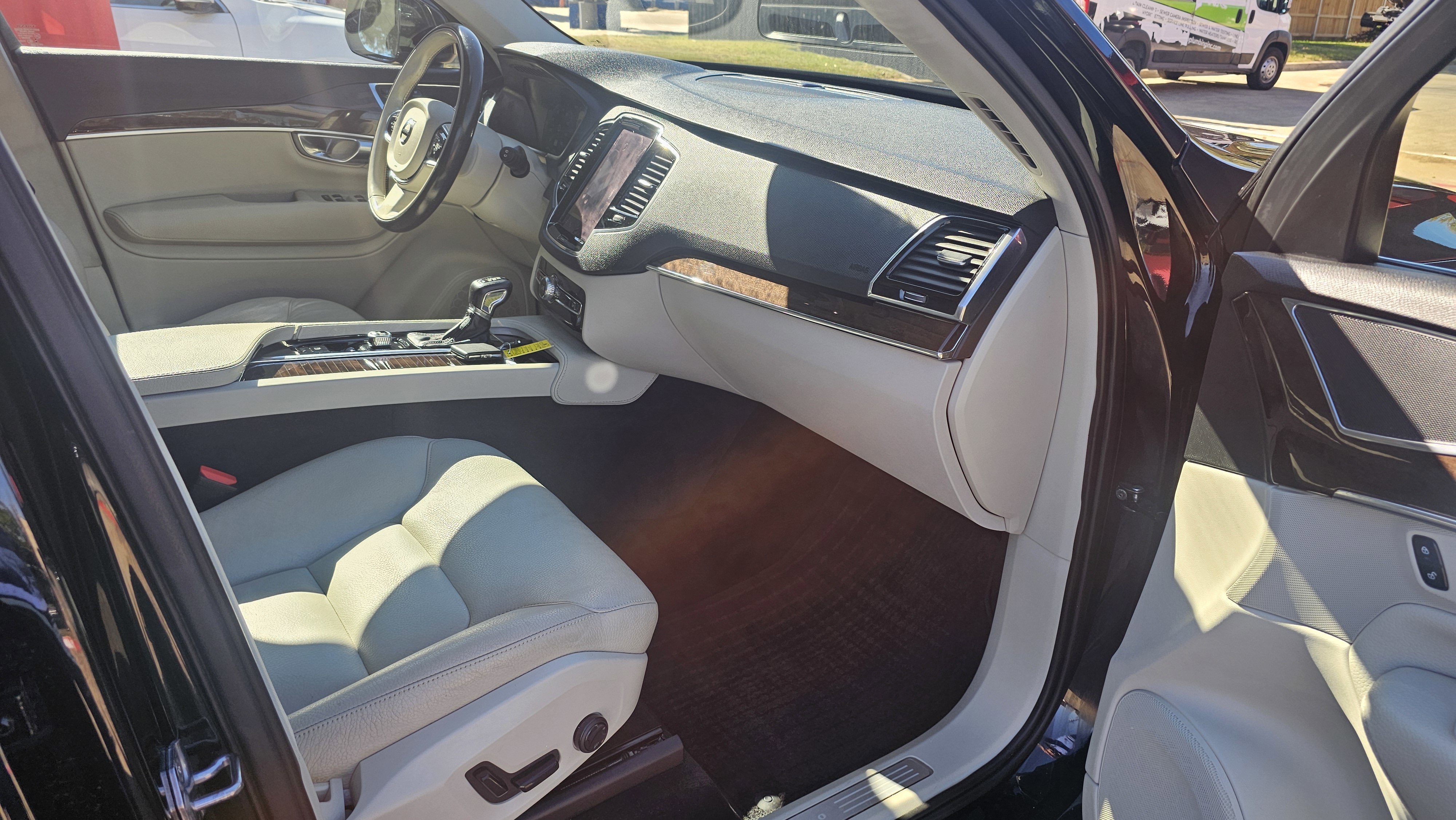 Used 2017 Volvo XC90 T6 Momentum w/ Vision Package image 30