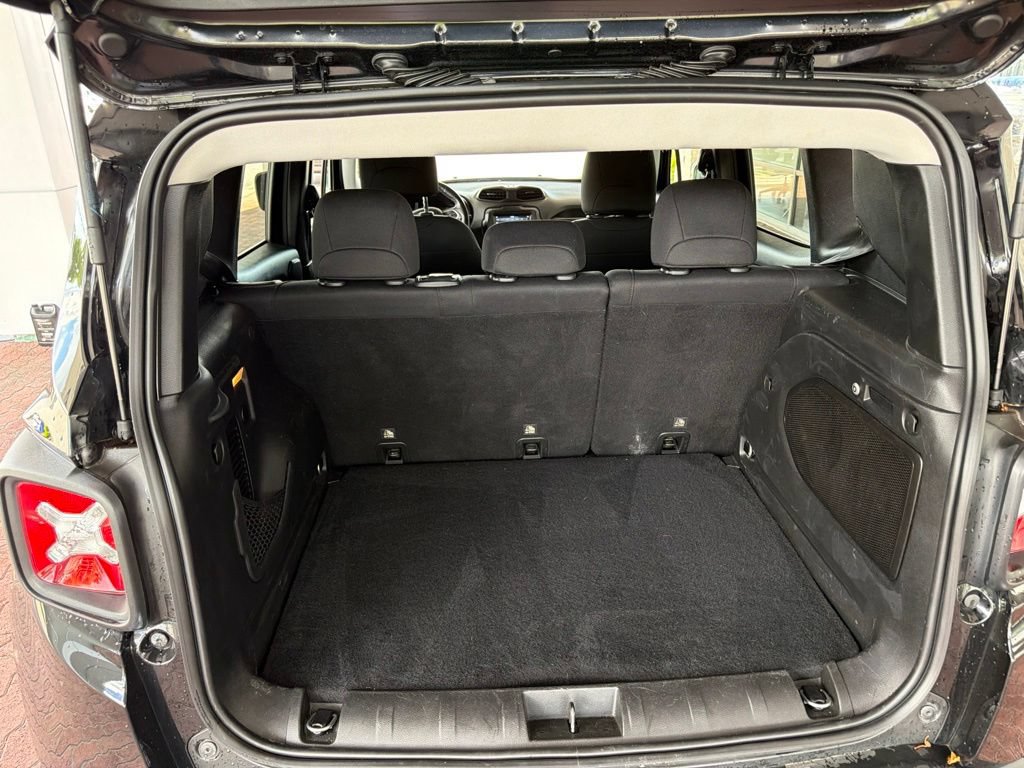 Used 2019 Jeep Renegade Latitude w/ Cold Weather Group AWD/4WD image 14