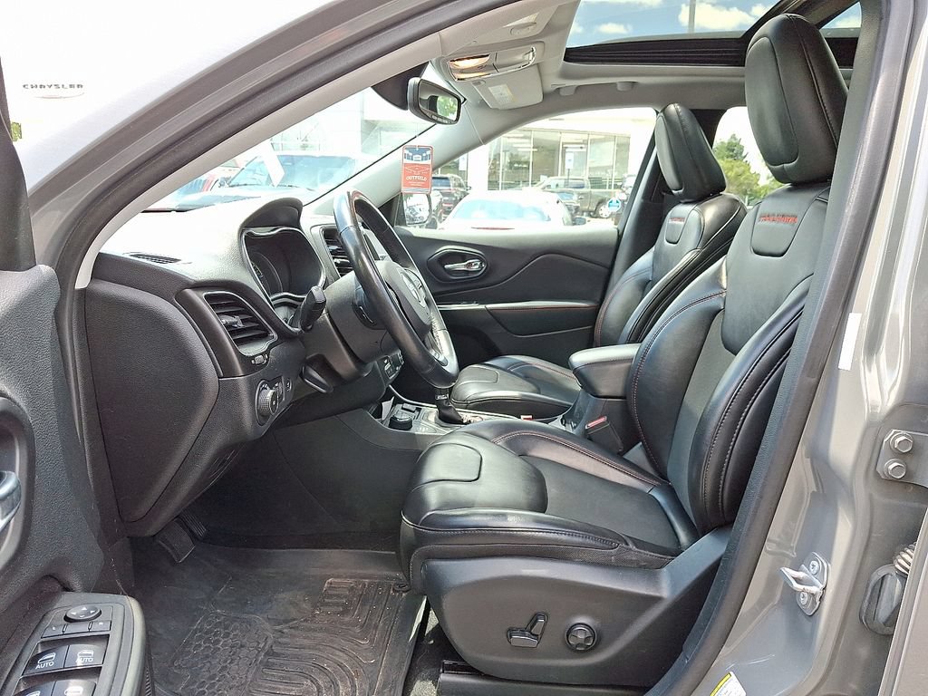 Used 2019 Jeep Cherokee Trailhawk w/ Comfort/Convenience Group AWD/4WD image 11
