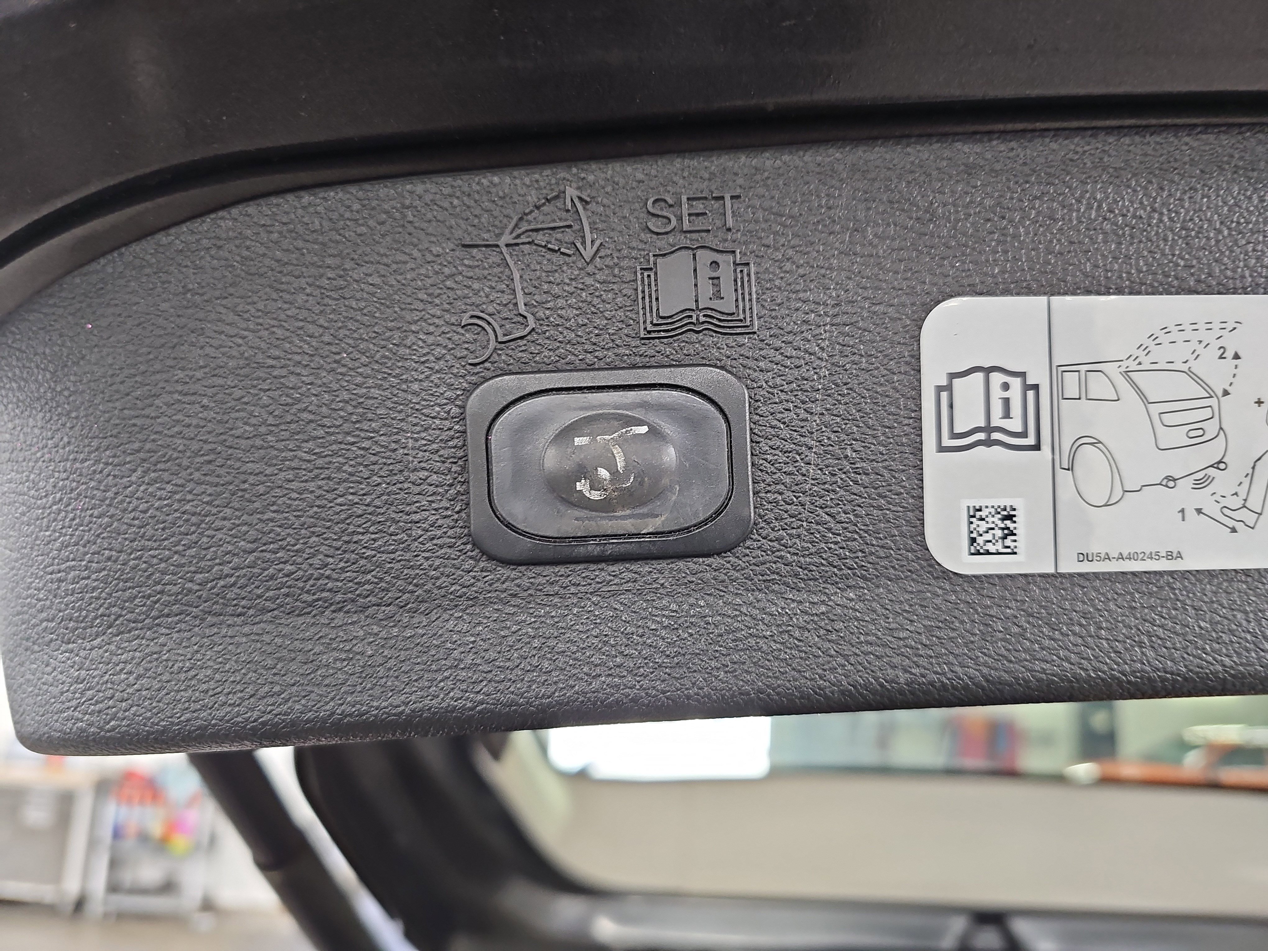 Used 2018 Ford Escape Titanium w/ Ford Safe & Smart Package AWD/4WD image 15