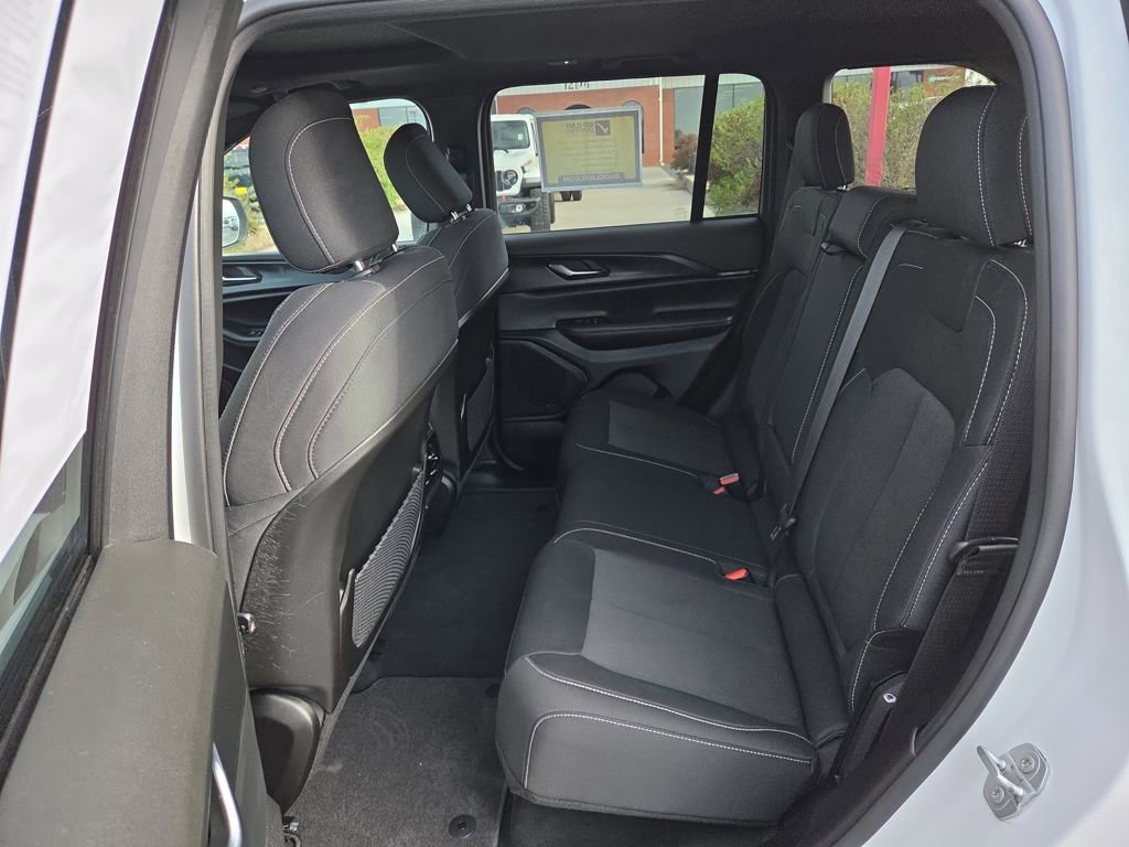 Used 2024 Jeep Grand Cherokee Laredo X w/ Trailer Tow Package AWD/4WD image 19
