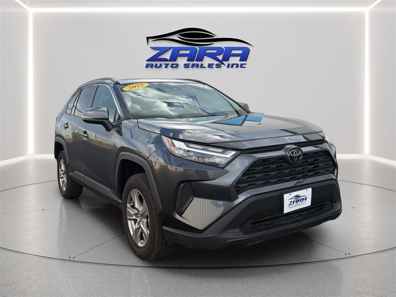 Used 2025 Toyota RAV4 XLE FWD image 9