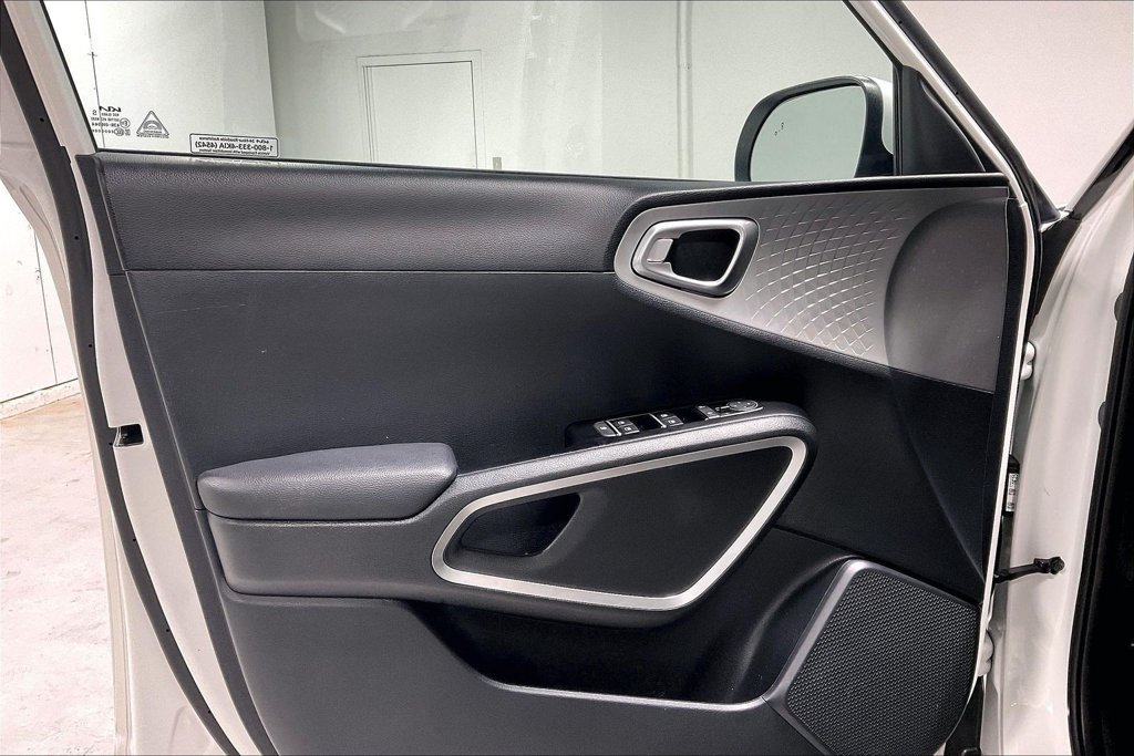 Used 2025 Kia Soul LX w/ LX Technology Package FWD image 21