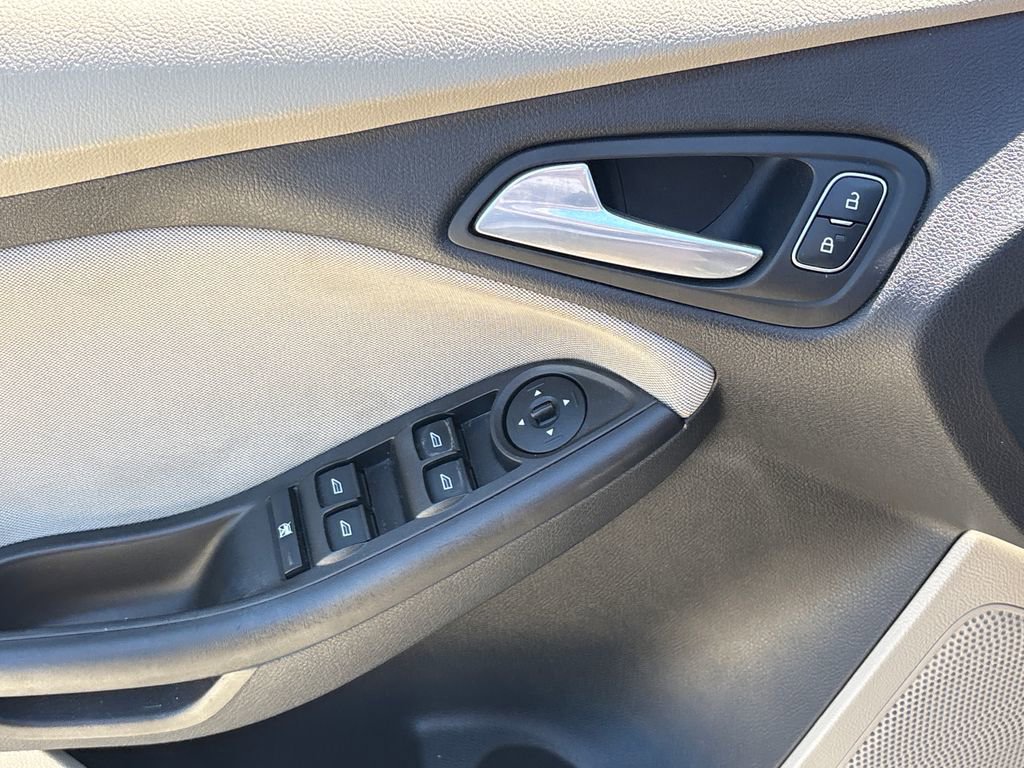 Used 2018 Ford Focus SE FWD image 17