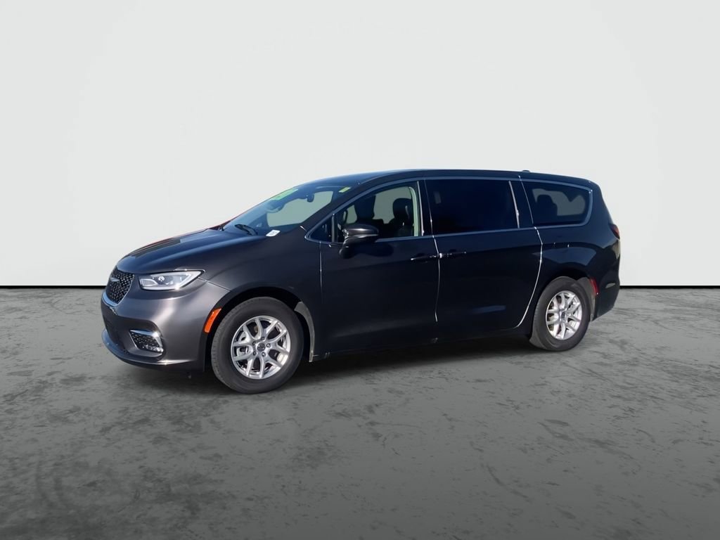 Used 2023 Chrysler Pacifica Touring-L image 4