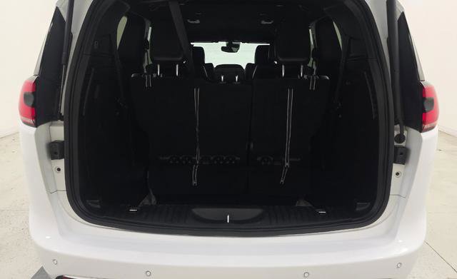 Used 2025 Chrysler Pacifica Select image 13
