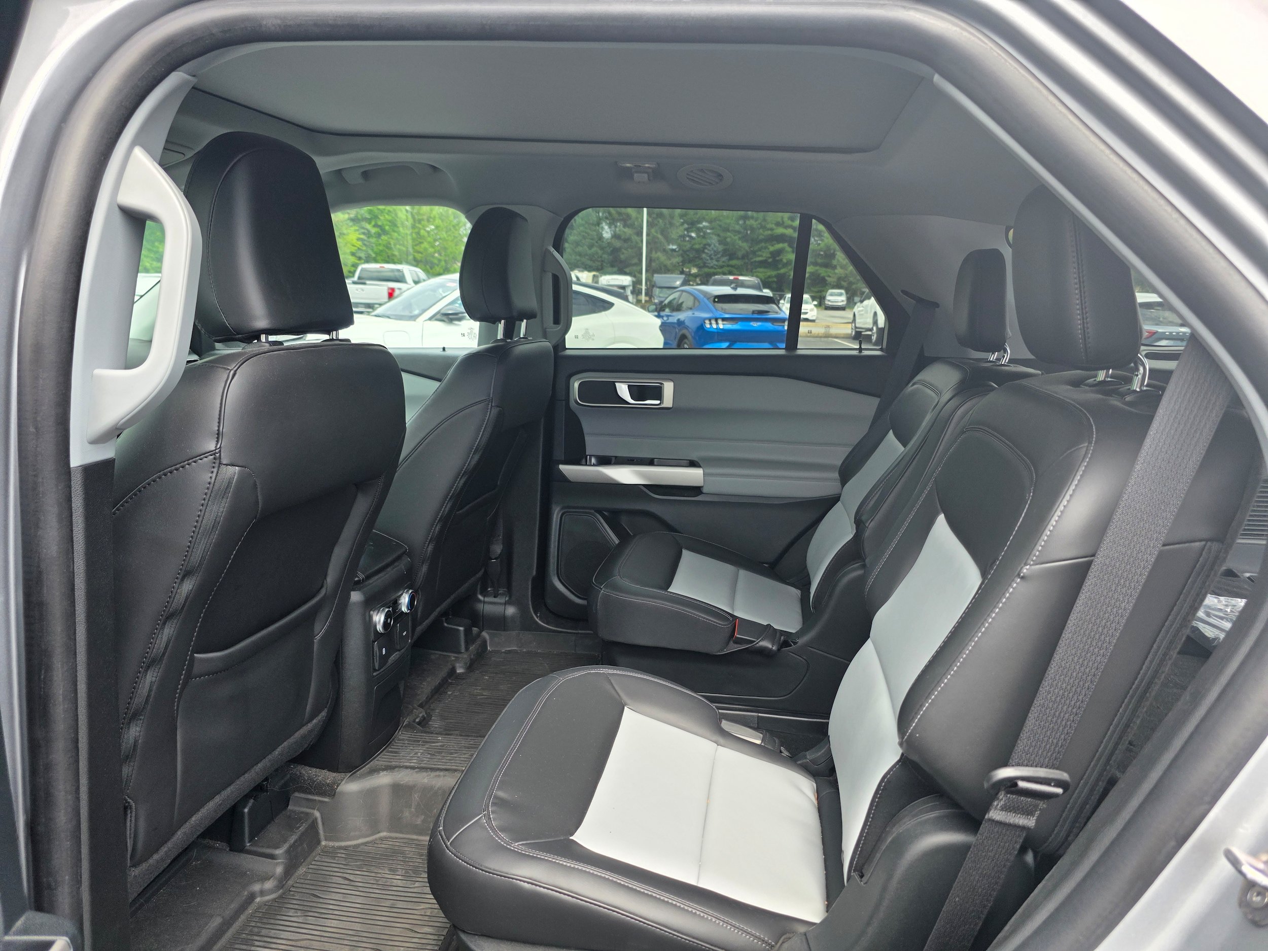 Used 2023 Ford Explorer XLT w/ Equipment Group 202A AWD/4WD image 10