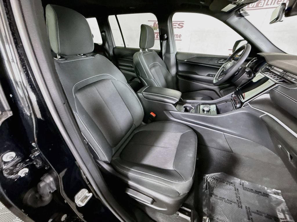 Used 2025 Jeep Grand Cherokee Laredo X AWD/4WD image 30