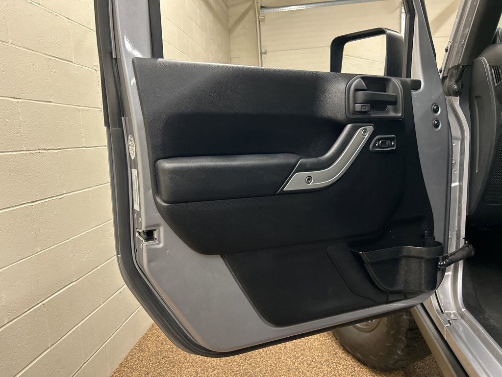 Used 2013 Jeep Wrangler Unlimited Rubicon w/ Connectivity Group AWD/4WD image 13