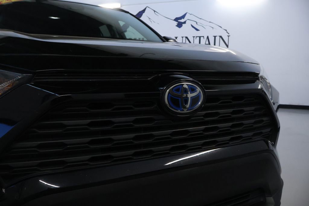 Used 2022 Toyota RAV4 LE AWD/4WD image 9