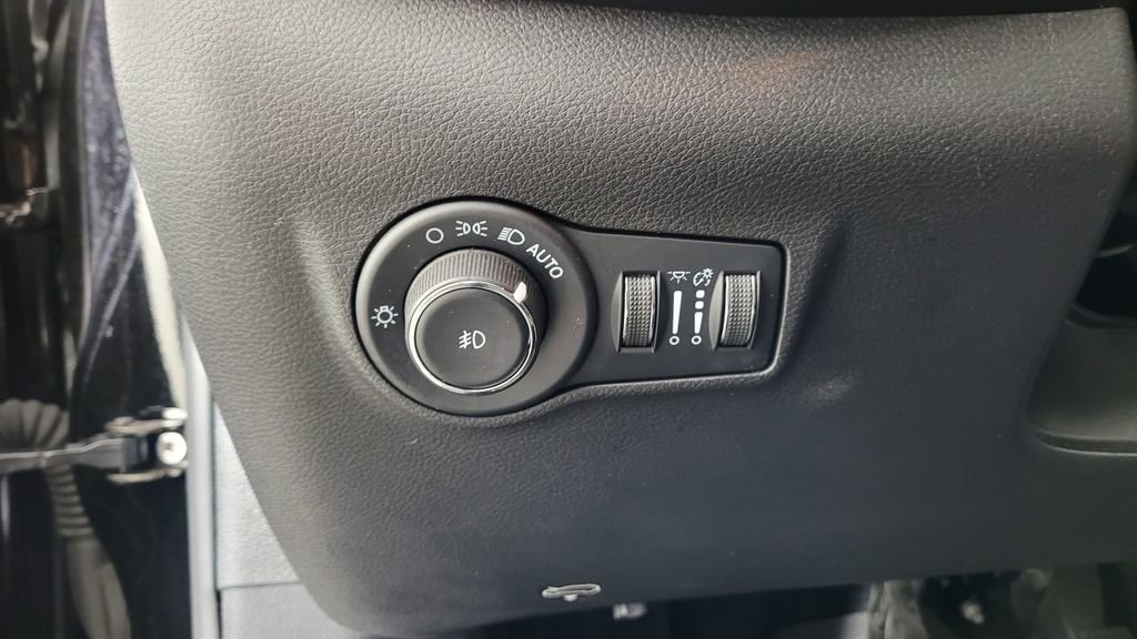 Used 2023 Jeep Compass Limited image 20