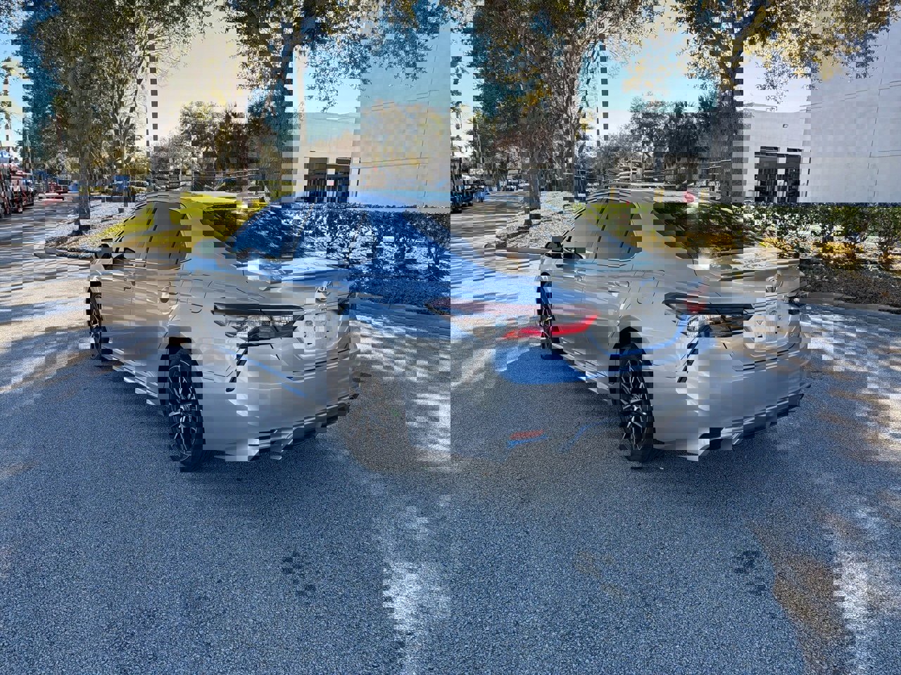 Used 2024 Toyota Camry SE image 3