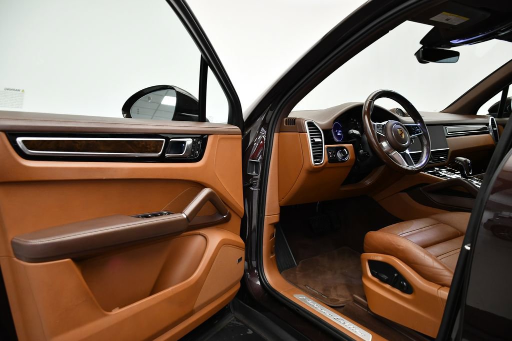 Used 2023 Porsche Cayenne Platinum Edition image 40