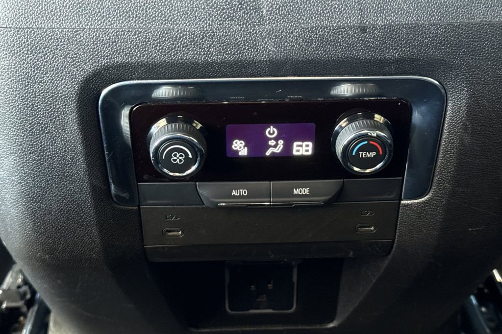 Used 2025 Chevrolet Suburban LT image 19