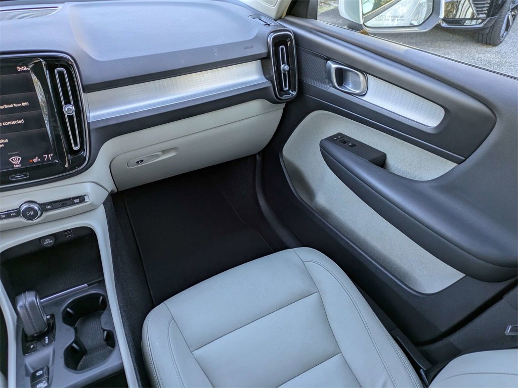 Used 2021 Volvo XC40 T5 Momentum w/ Protection Package Premier image 18