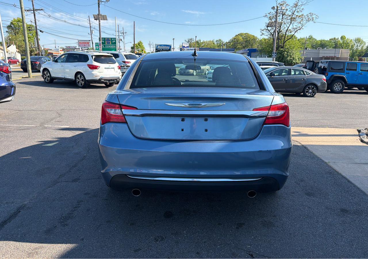 Used 2011 Chrysler 200 Touring FWD image 6