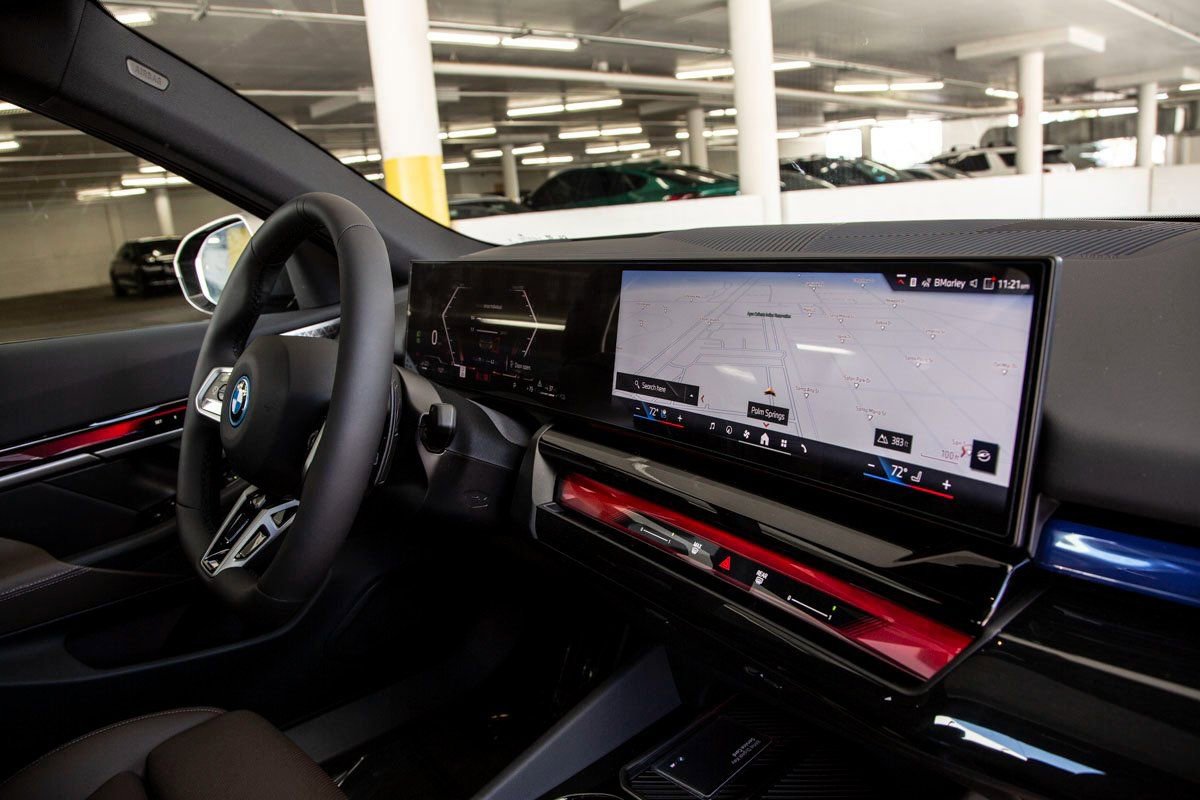 Used 2026 BMW 550e xDrive w/ Premium Package AWD/4WD image 30