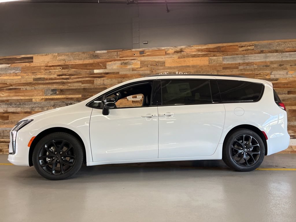 New 2027 Chrysler Pacifica Limited FWD image 16