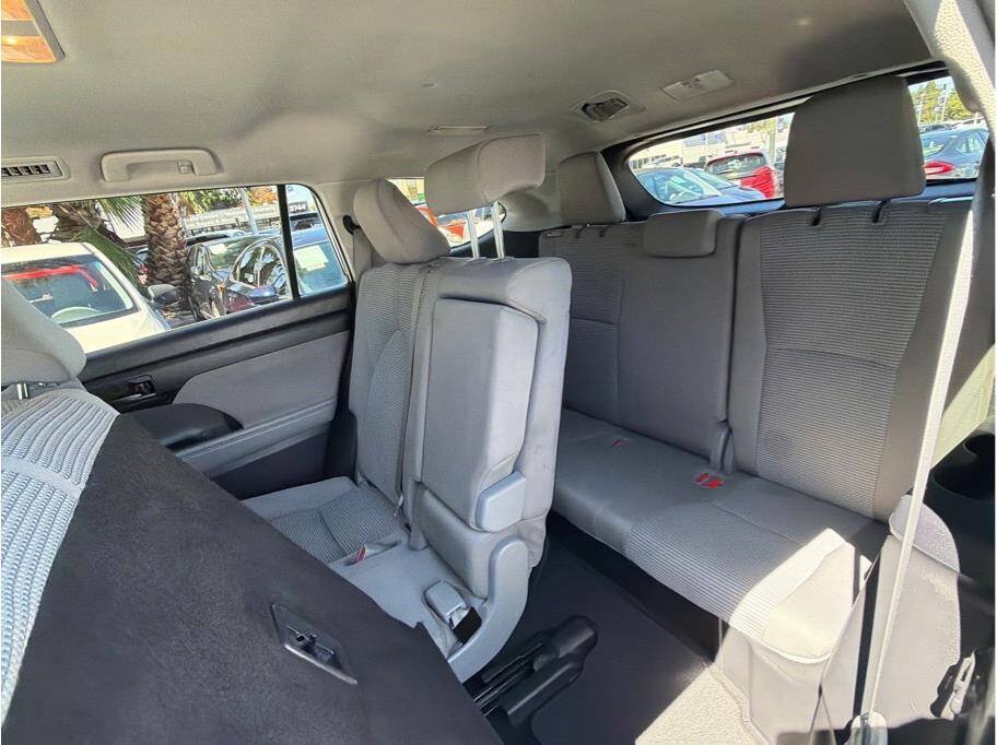 Used 2020 Toyota Highlander LE FWD image 17