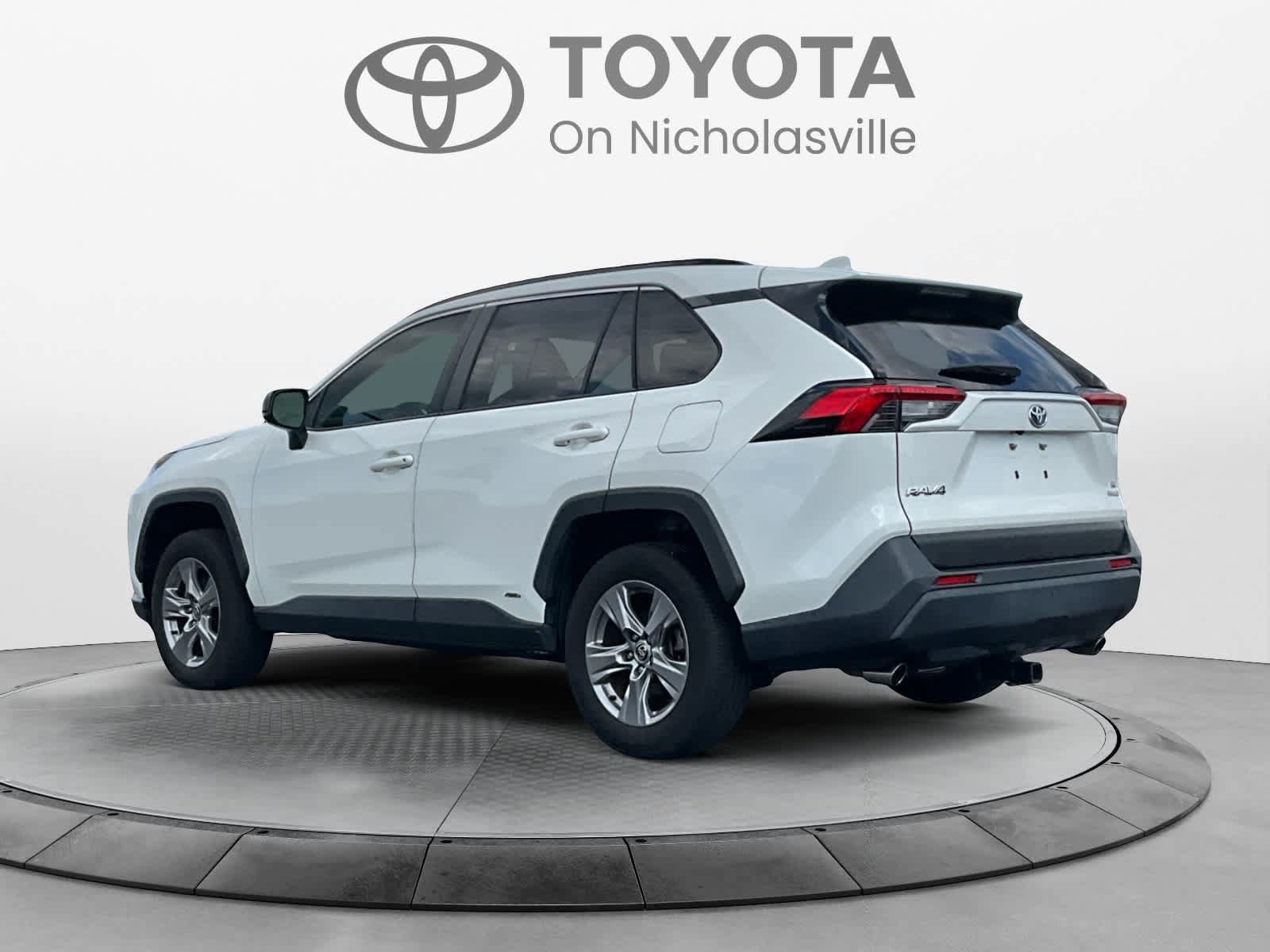 Used 2022 Toyota RAV4 LE AWD/4WD image 3