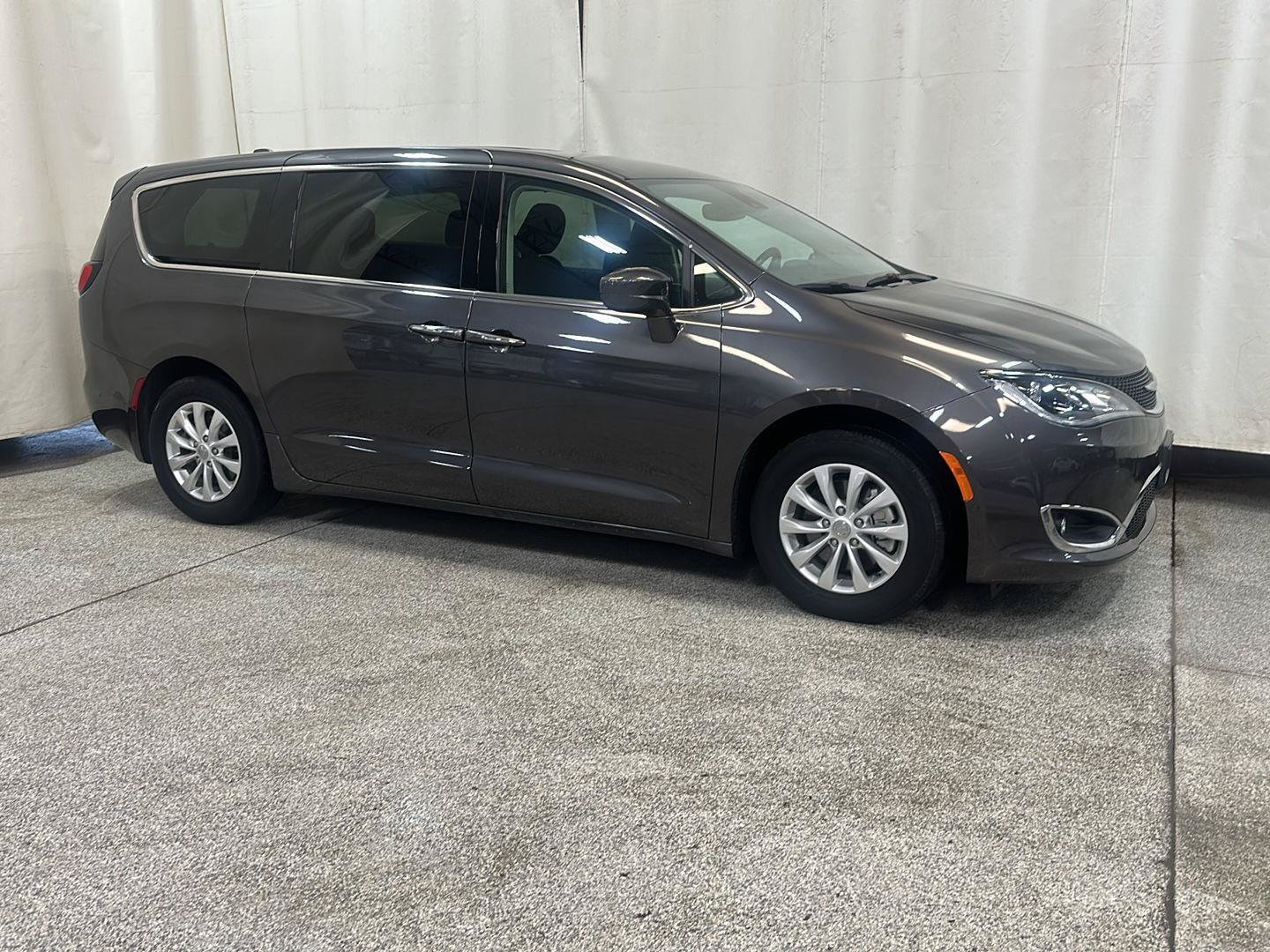 Used 2019 Chrysler Pacifica Touring Plus w/ Advanced Safetytec Group FWD image 7