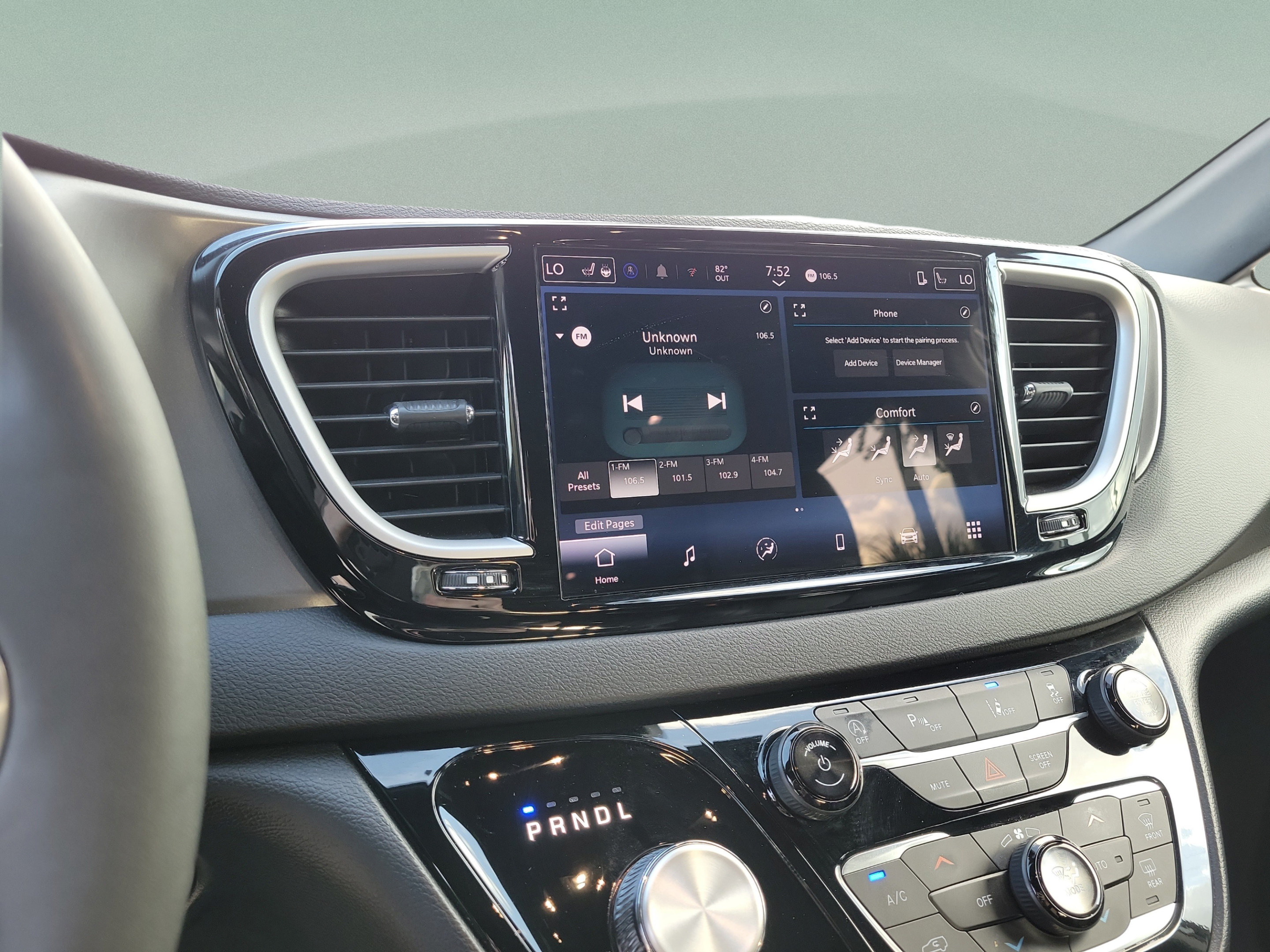 Used 2025 Chrysler Pacifica Select FWD image 21