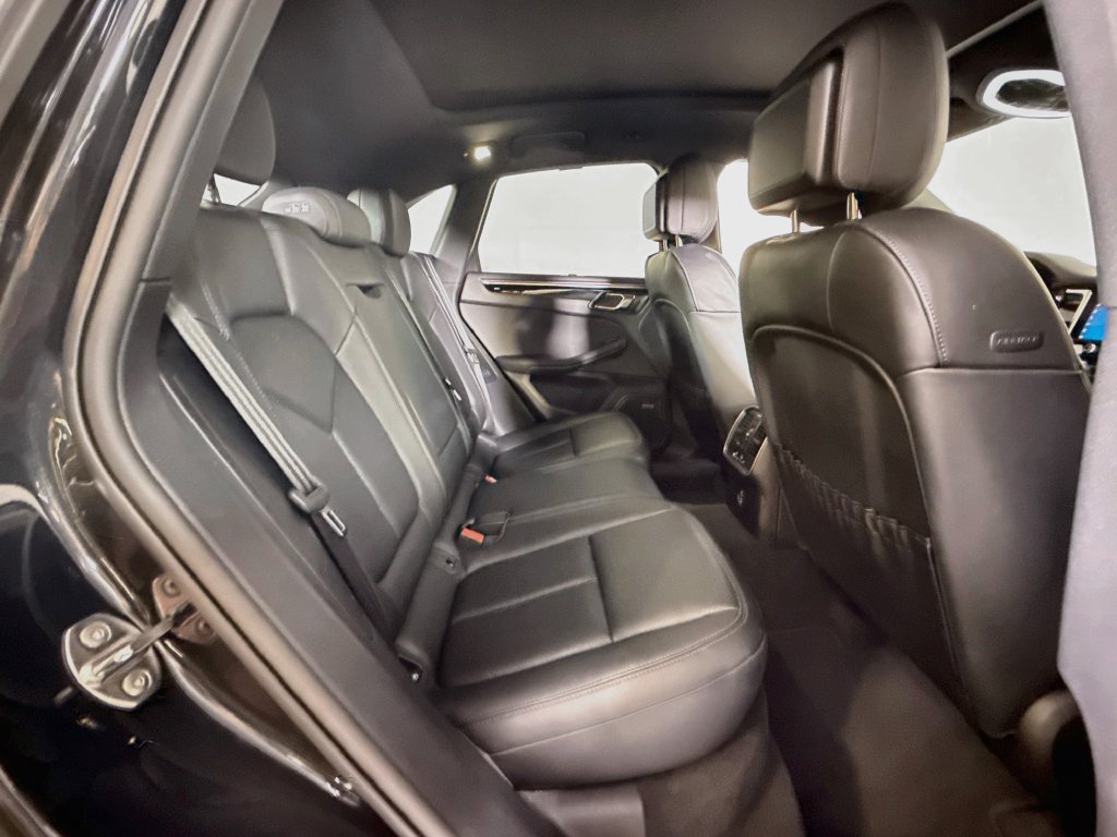Certified 2025 Porsche Macan AWD/4WD image 19