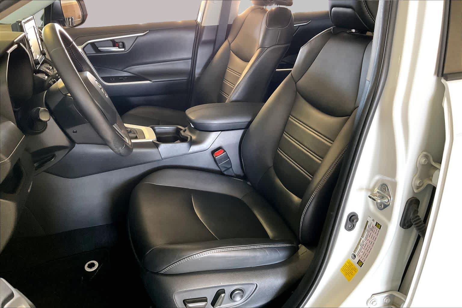 Used 2020 Toyota RAV4 XLE Premium FWD image 7