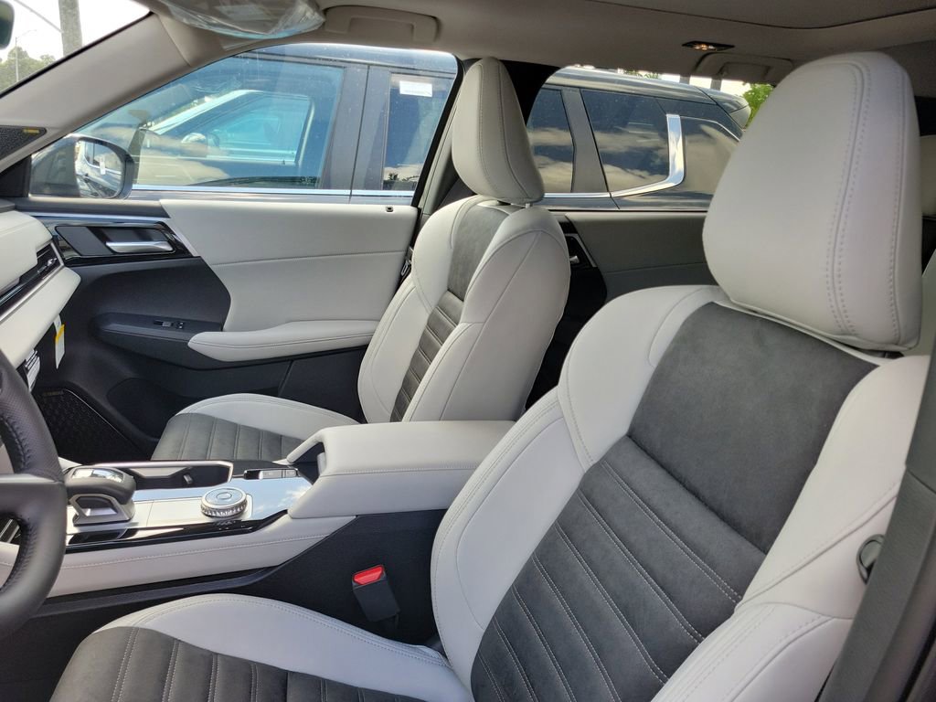 New 2025 Mitsubishi Outlander SE image 8