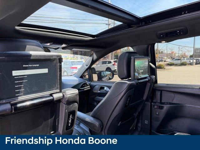 Used 2023 Chrysler Pacifica Limited w/ Uconnect Theater Family Group image 44