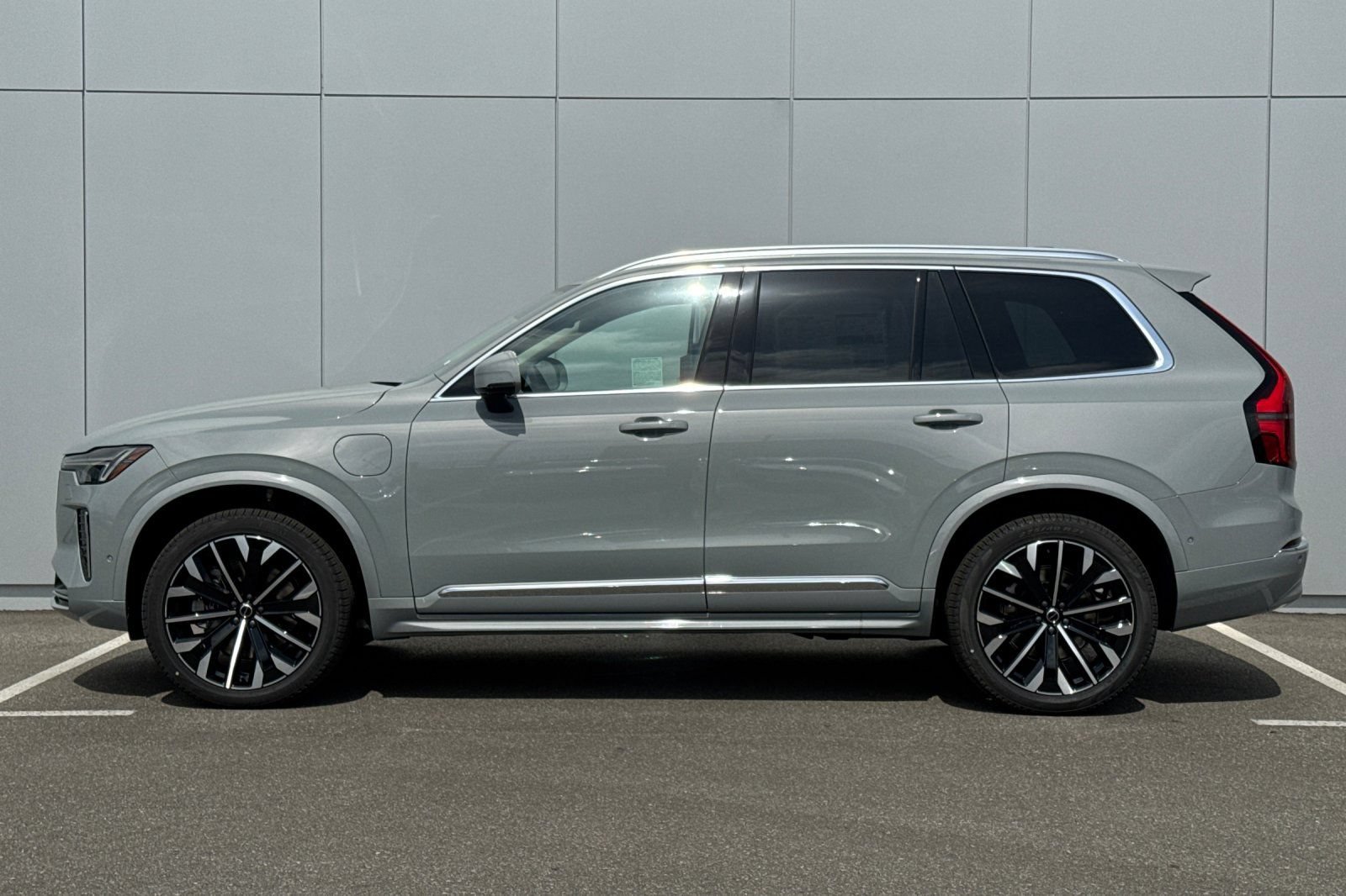 New 2026 Volvo XC90 T8 Ultra w/ Protection Package AWD/4WD image 2