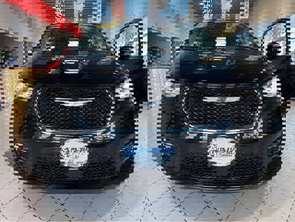 Used 2024 Chrysler Pacifica Touring-L image 2