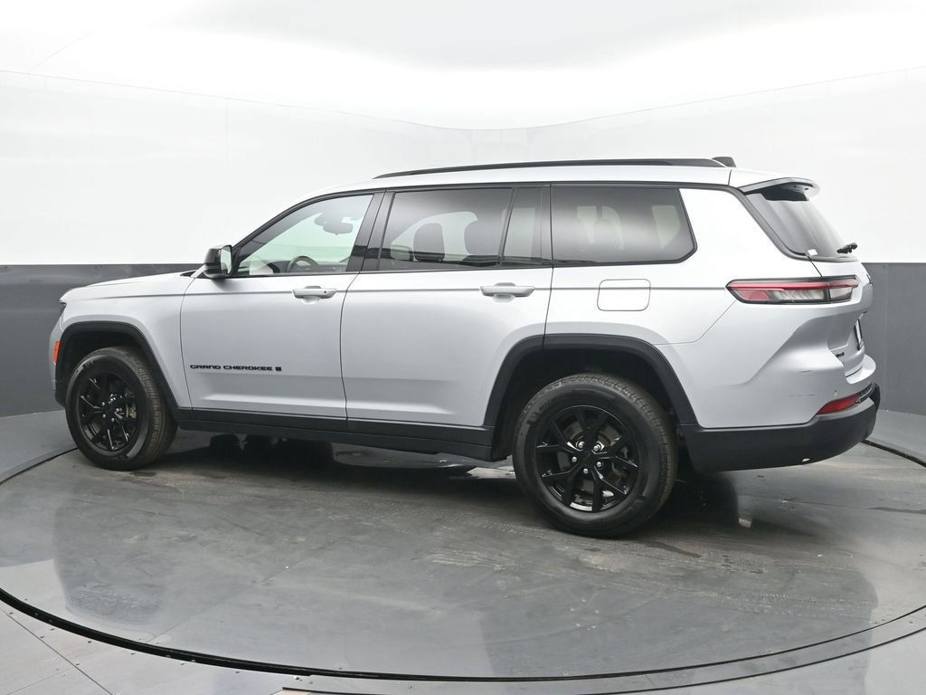Used 2024 Jeep Grand Cherokee L Laredo image 3