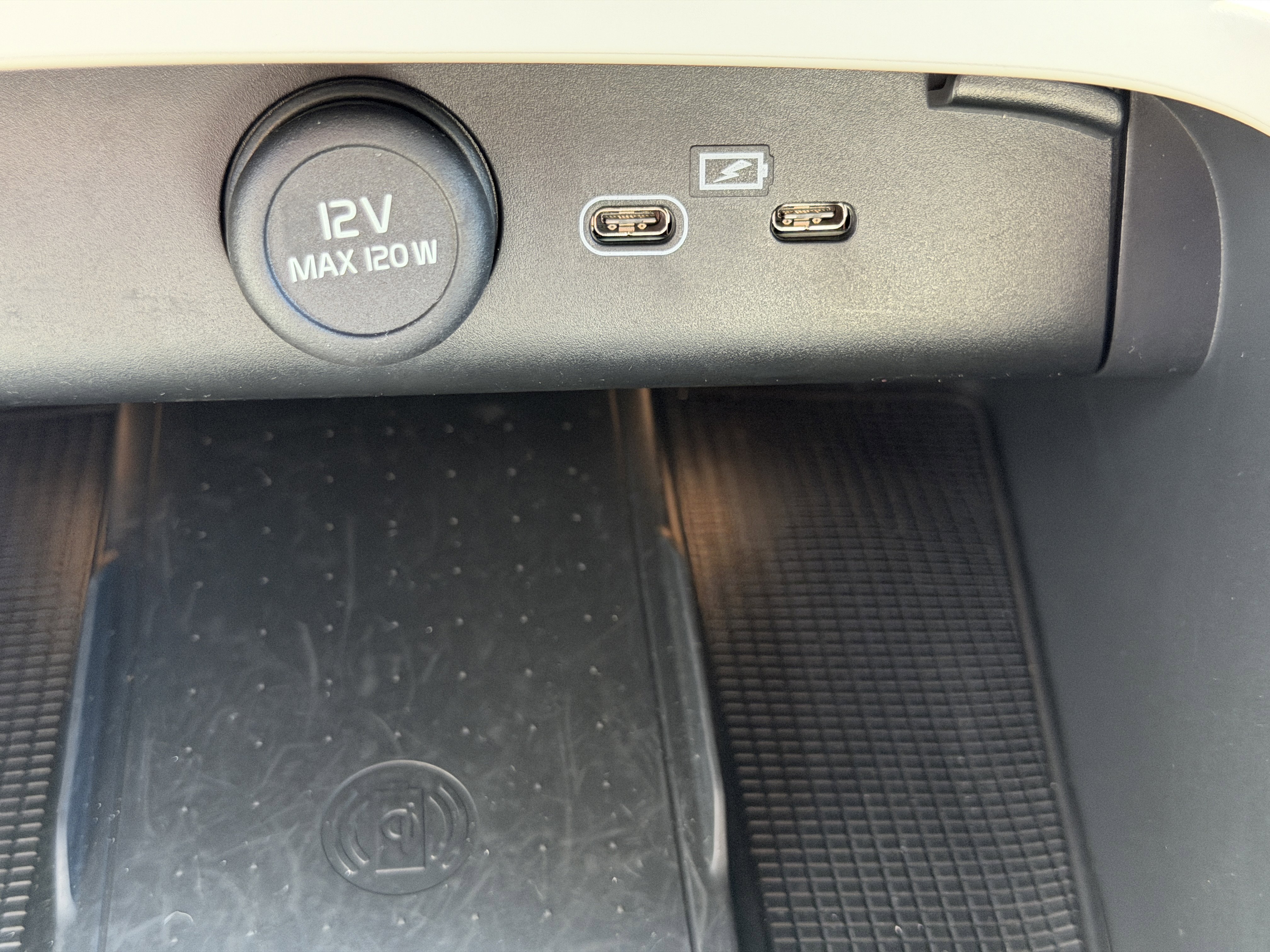 Certified 2023 Volvo XC40 B5 Plus w/ Protection Package Premier image 24