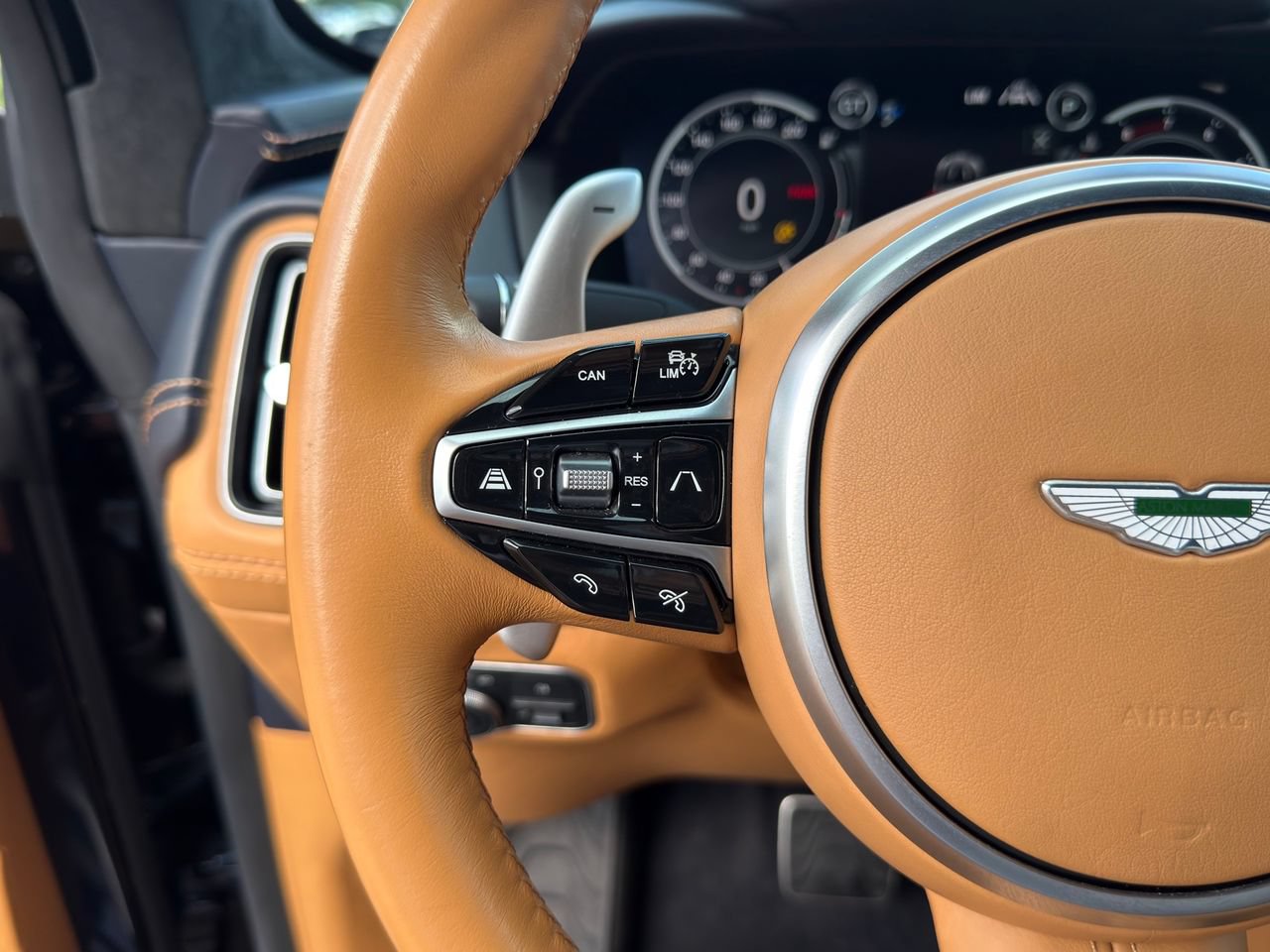 Used 2021 Aston Martin DBX AWD/4WD image 24